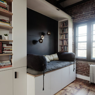 Inspiration för ett mellanstort skandinaviskt arbetsrum, med ett bibliotek, blå väggar och mellanmörkt trägolv