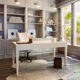 Klassisches Arbeitszimmer ohne Kamin mit Arbeitsplatz, brauner Wandfarbe, braunem Holzboden, freistehendem Schreibtisch und braunem Boden in Orange County