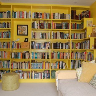 Foto di uno studio chic di medie dimensioni con libreria, pareti gialle, moquette e pavimento bianco