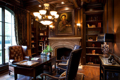 ダラスにあるトラディショナルスタイルのおしゃれな書斎 (茶色い壁、無垢フローリング、標準型暖炉、石材の暖炉まわり) の写真