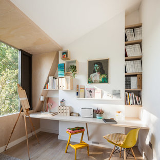 Idee per una stanza da lavoro design di medie dimensioni con pareti bianche, parquet chiaro, scrivania incassata e pavimento marrone