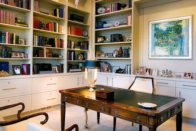 ダラスにある高級なトラディショナルスタイルのおしゃれなホームオフィス・書斎の写真