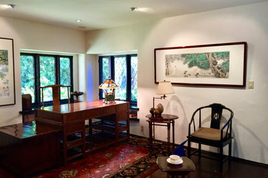 ロサンゼルスにあるアジアンスタイルのおしゃれなホームオフィス・書斎の写真