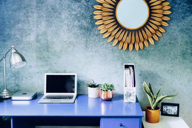 Ejemplo de despacho moderno pequeño con paredes azules, moqueta, escritorio independiente y suelo gris