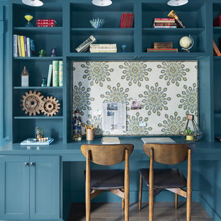 Klassisches Arbeitszimmer mit Arbeitsplatz, blauer Wandfarbe, hellem Holzboden und Einbau-Schreibtisch in New York