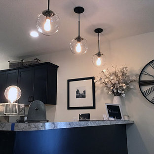 Mittelgroßes Klassisches Arbeitszimmer mit weißer Wandfarbe, Vinylboden, Einbau-Schreibtisch und buntem Boden in Orlando