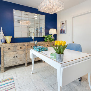 Kleines Klassisches Nähzimmer ohne Kamin mit blauer Wandfarbe, freistehendem Schreibtisch, Travertin und beigem Boden in Los Angeles