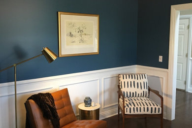 クリーブランドにあるお手頃価格の中くらいなトランジショナルスタイルのおしゃれな書斎 (青い壁、濃色無垢フローリング、羽目板の壁) の写真