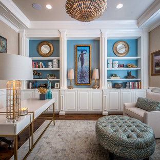 Mittelgroßes Klassisches Arbeitszimmer mit Arbeitsplatz, beiger Wandfarbe, dunklem Holzboden, freistehendem Schreibtisch und braunem Boden in Houston