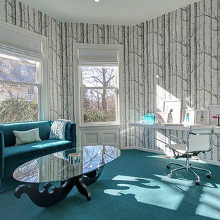 Exemple d'un bureau tendance de taille moyenne avec un mur multicolore, moquette, aucune cheminée, un bureau intégré et un sol turquoise.