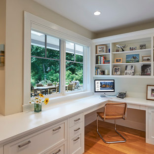 Réalisation d'un bureau craftsman de taille moyenne avec un mur blanc, un sol en bois brun, un bureau intégré et aucune cheminée.