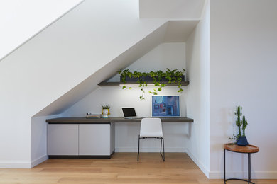 Modernes Arbeitszimmer mit hellem Holzboden und Einbau-Schreibtisch in Perth