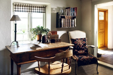 ニューヨークにあるカントリー風のおしゃれなホームオフィス・書斎の写真