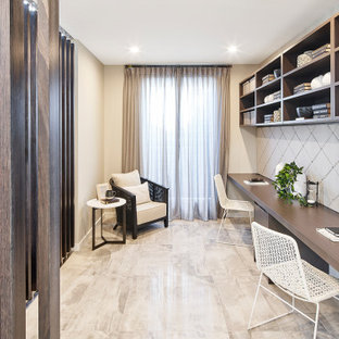 Inspiration pour un grand bureau design avec un mur gris, un bureau intégré, un sol gris et du papier peint.