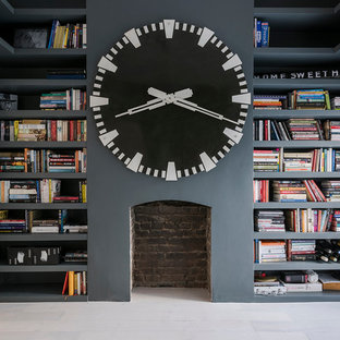 Aménagement d'un grand bureau contemporain avec un mur gris.