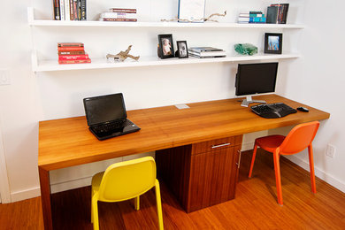 Diseño de despacho contemporáneo con escritorio empotrado
