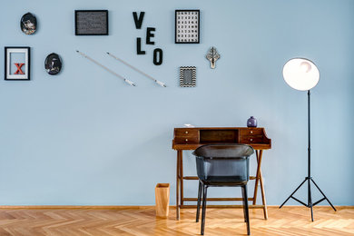 Idee per un ufficio minimal di medie dimensioni con pareti blu, pavimento in legno massello medio, nessun camino, scrivania autoportante e pavimento beige