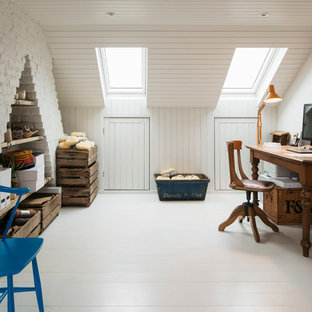 Inredning av ett shabby chic-inspirerat mellanstort hemmabibliotek, med vita väggar, målat trägolv, ett fristående skrivbord och vitt golv
