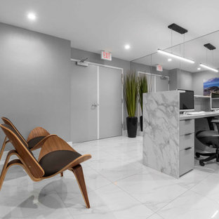 Immagine di uno studio design di medie dimensioni con pareti grigie, pavimento con piastrelle in ceramica, scrivania incassata, pavimento grigio e carta da parati