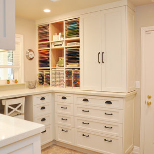 Idée de décoration pour un bureau atelier tradition de taille moyenne avec un mur blanc, un sol en travertin, un bureau intégré et un sol beige.