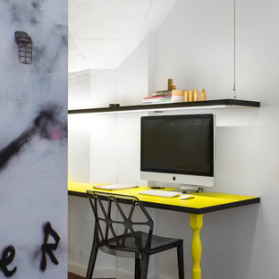 Inspiration pour un petit bureau design avec un mur blanc, un sol en linoléum, un sol marron et un bureau intégré.