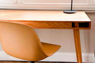 Ispirazione per un ufficio moderno con parquet chiaro e scrivania autoportante
