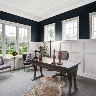 Inspiration för stora lantliga hemmabibliotek, med beige väggar, heltäckningsmatta, ett fristående skrivbord och blått golv