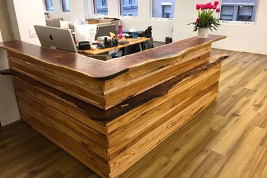 Ejemplo de despacho moderno grande con escritorio independiente