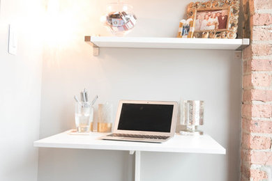 Example of an urban home office design in Chicago