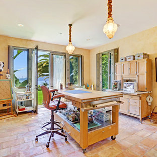 Klassisches Arbeitszimmer mit Studio, gelber Wandfarbe und freistehendem Schreibtisch in San Francisco