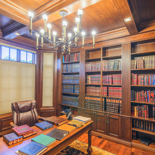 Mittelgroßes Klassisches Lesezimmer mit brauner Wandfarbe, braunem Holzboden, freistehendem Schreibtisch und braunem Boden in New York