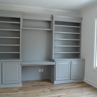 Mittelgroßes Klassisches Arbeitszimmer mit Arbeitsplatz, weißer Wandfarbe, braunem Holzboden, Einbau-Schreibtisch und orangem Boden in Sonstige