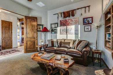 フェニックスにある中くらいなトラディショナルスタイルのおしゃれなホームオフィス・書斎 (ベージュの壁、カーペット敷き、暖炉なし、自立型机、ベージュの床) の写真