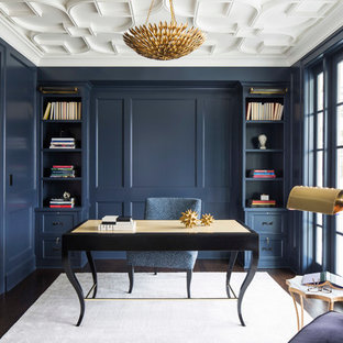 Mittelgroßes Klassisches Arbeitszimmer ohne Kamin mit Arbeitsplatz, blauer Wandfarbe, dunklem Holzboden, freistehendem Schreibtisch und braunem Boden in Minneapolis
