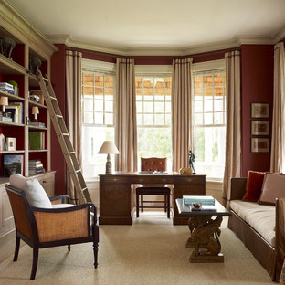 Exemple d'un bureau chic avec un mur rouge et un bureau indépendant.