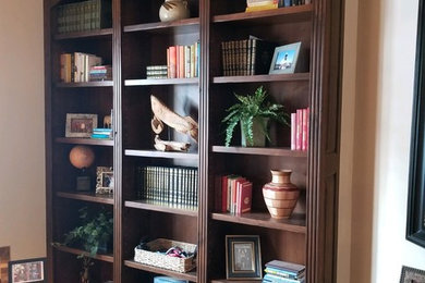 他の地域にある高級な中くらいなトラディショナルスタイルのおしゃれなホームオフィス・書斎 (淡色無垢フローリング) の写真
