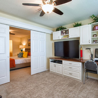 Home office - traditional home office idea in Orlando