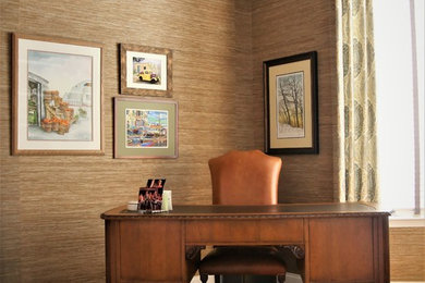 Diseño de despacho tradicional renovado con paredes beige, suelo de madera en tonos medios y escritorio independiente
