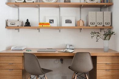 Cette photo montre un bureau chic de taille moyenne avec un mur blanc, un sol en bois brun et un bureau indépendant.