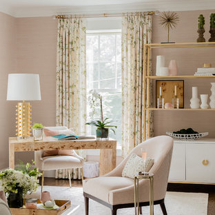 Klassisches Arbeitszimmer ohne Kamin mit Arbeitsplatz, rosa Wandfarbe, dunklem Holzboden und freistehendem Schreibtisch in Boston