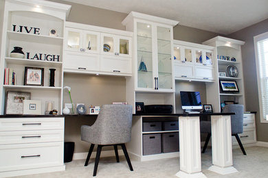 Ejemplo de despacho clásico renovado de tamaño medio sin chimenea con paredes grises, moqueta y escritorio empotrado