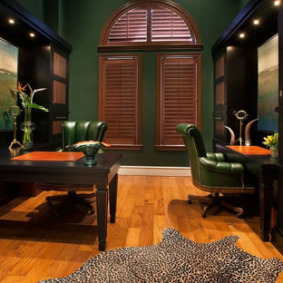 Ispirazione per uno studio chic con scrivania incassata, parquet chiaro, pareti verdi e nessun camino