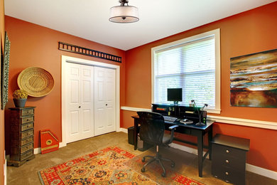 オタワにある小さなトランジショナルスタイルのおしゃれなホームオフィス・書斎 (オレンジの壁、カーペット敷き、自立型机) の写真
