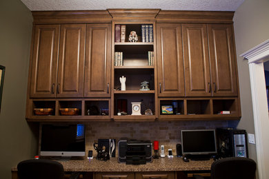 Foto de despacho tradicional renovado grande con paredes grises y escritorio empotrado