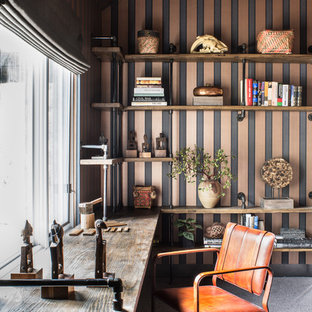 Großes Industrial Arbeitszimmer ohne Kamin mit Arbeitsplatz, bunten Wänden, Teppichboden und Einbau-Schreibtisch in Sacramento