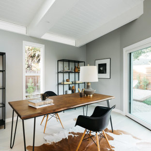 Retro Arbeitszimmer mit grauer Wandfarbe, freistehendem Schreibtisch, beigem Boden und Holzdielendecke in Los Angeles