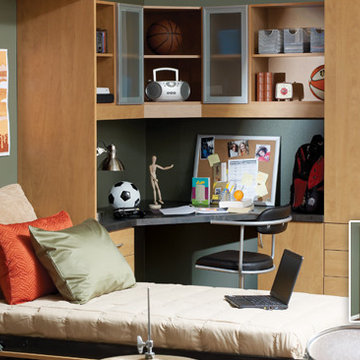 Twin panel bed and corner office... Perfect for your teenager or guests!