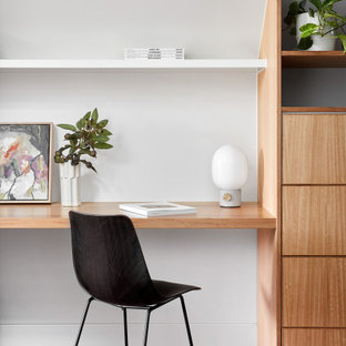 Großes Modernes Arbeitszimmer mit Arbeitsplatz, weißer Wandfarbe, Teppichboden, Einbau-Schreibtisch und rotem Boden in Melbourne