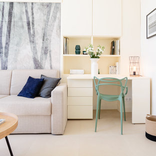 Idées déco pour un bureau contemporain de taille moyenne avec un mur blanc, moquette, un bureau intégré et aucune cheminée.