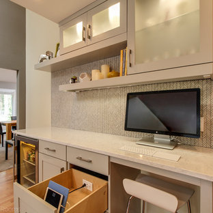 Aménagement d'un bureau contemporain de taille moyenne et de type studio avec un mur blanc, un sol en bois clair, une cheminée d'angle, un manteau de cheminée en bois, un bureau intégré et un sol marron.